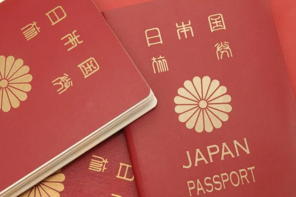日本护照放在桌上 — 图库照片
