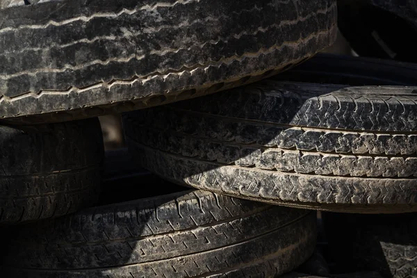 一叠磨损的橡胶轮胎的近距离观察 — 图库照片