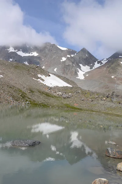 湖中有水仙花凝胶 口吃阿尔卑斯山 — 图库照片