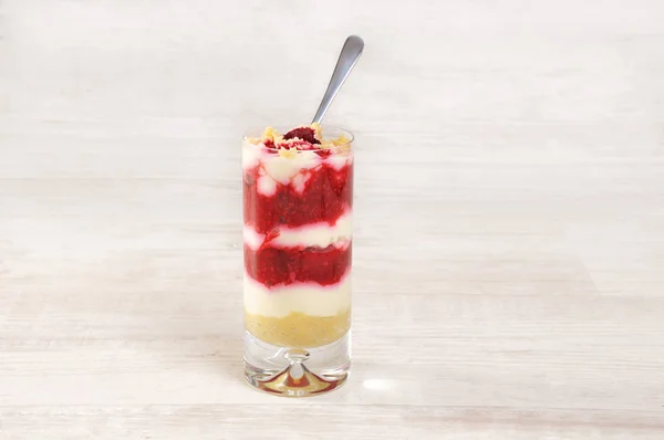 Himbeerdessert Glas Mit Löffel Auf Einem Hellen Tisch — Stockfoto