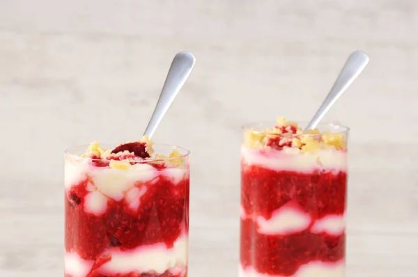 Himbeerdessert Glas Mit Löffel Auf Hellem Tisch — Stockfoto