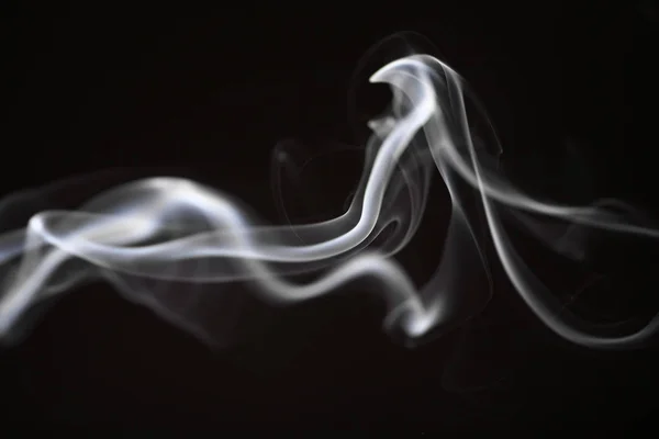 Studioaufnahme Von Etwas Rauch Auf Schwarzem Hintergrund — Stockfoto