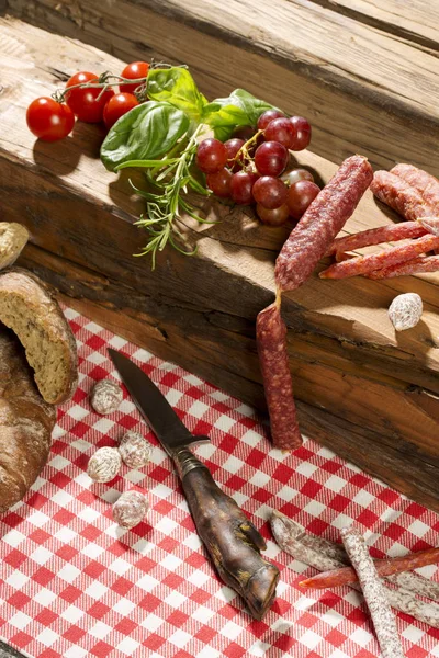 Vésperas Prato Salsicha Com Diferentes Tipos Salame Pepperbeisser Kabanossi Uvas — Fotografia de Stock