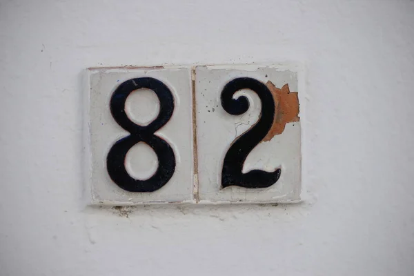 家のファサード 道路標識 電子メール タイル スペイン 家の番号82 — ストック写真
