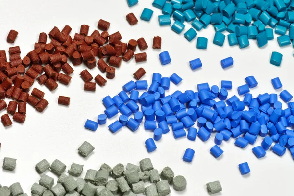 Zwei Verschiedene Blaue Polymerharzpellets Für Das Spritzgießen Isoliert Auf Weißem — Stockfoto