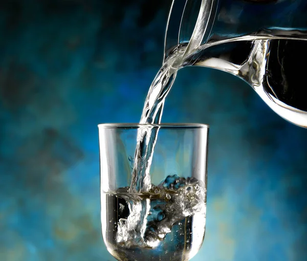 Glas Wasser Auf Blauem Hintergrund — Stockfoto