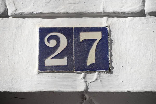 道路標識電子メールタイルスペイン住宅番号27 — ストック写真