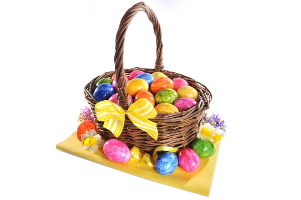 Cesta Pascua Con Muchos Huevos Pascua Pintados Arco Amarillo — Foto de Stock