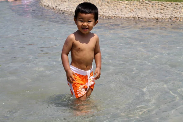 日本人少年水遊び — ストック写真