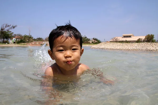 日本人少年水遊び — ストック写真