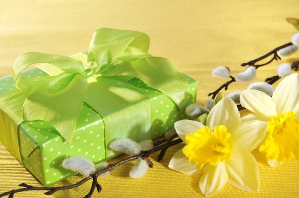 Zelená Muttertagsgeschenk Narcisy Kundičkou Vrba Žlutém Ubrusu — Stock fotografie