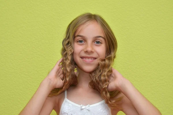 Fotos de Menino cabelo cacheados, Imagens de Menino cabelo cacheados sem  royalties