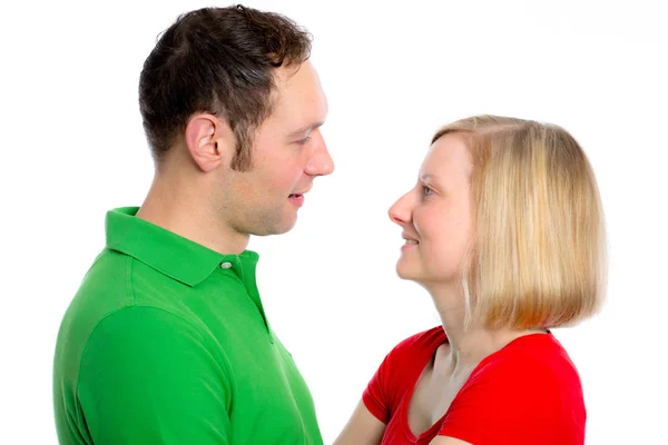 Jeune Couple Devant Fond Blanc Regardant Dans Ses Yeux — Photo