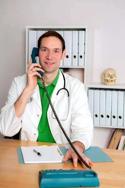 Jovem Médico Família Seu Escritório Está Chamando — Fotografia de Stock