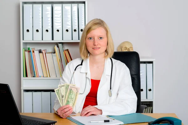 Jovem Médico Família Feminino Seu Escritório Com Banco Porquinho — Fotografia de Stock