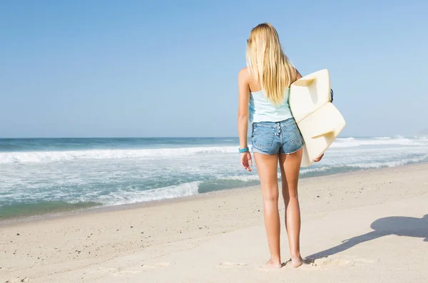 Uma Linda Surfista Praia Com Sua Prancha Surf — Fotografia de Stock