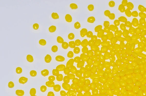 Желтая Полимерная Смола Белом — стоковое фото