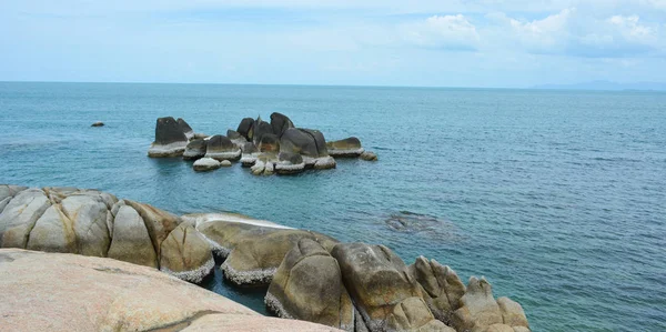 Piedras Orilla Del Océano Azul — Foto de Stock