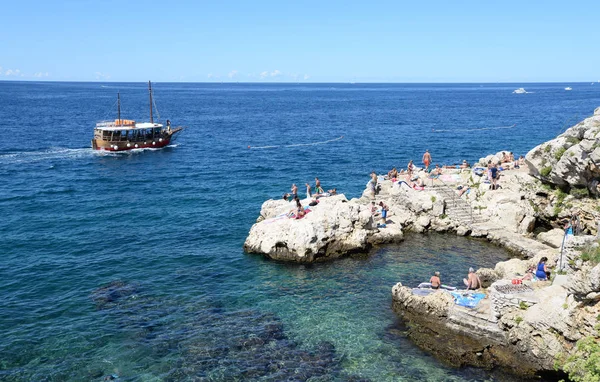 Rovinj Istria Croacia Mar Mediterráneo Agua Baño Gente Día Fiesta — Foto de Stock