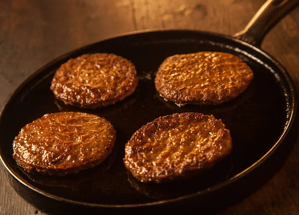 Quatro Hambúrgueres Carne Picante Cozidos Frikadeller Uma Frigideira Frigideira Metal — Fotografia de Stock