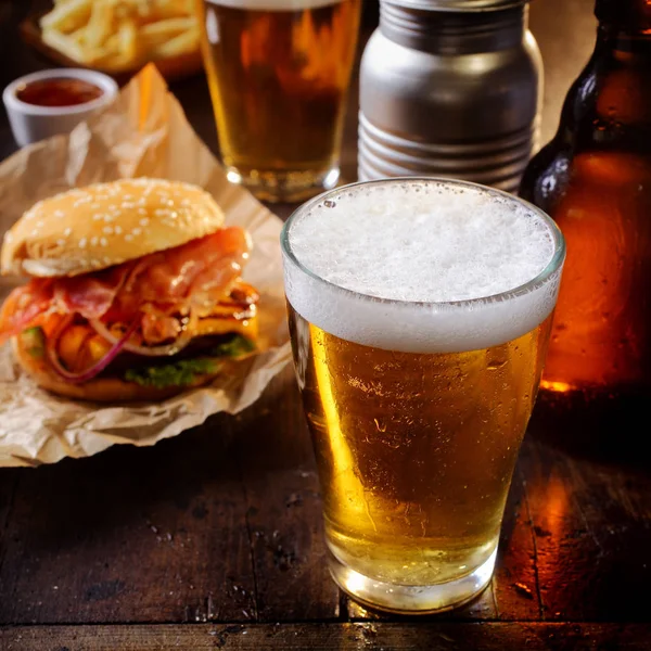 Copo Cerveja Gelada Servido Com Cheeseburger Batatas Fritas Para Almoço — Fotografia de Stock