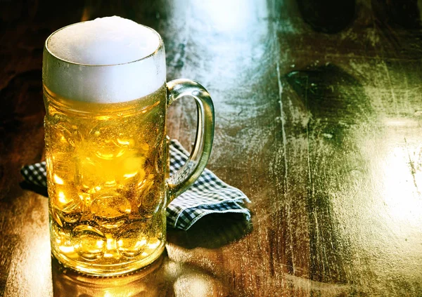 Caneca Cerveja Vidro Com Cerveja Dourada Rascunho Coberto Com Uma — Fotografia de Stock