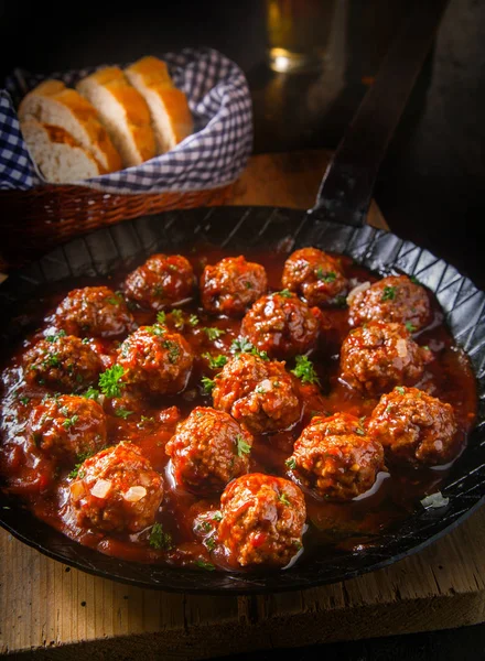 Palle Carne Fritte Succulente Salsa Pomodoro Piccante Guarnita Con Prezzemolo — Foto Stock