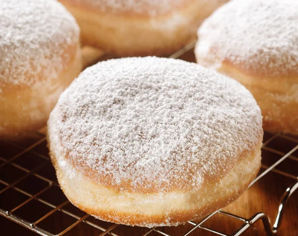 Νόστιμο Φρεσκοψημένο Ντόνατ Κρέμα Πασπαλισμένο Ζάχαρη Άχνη Σχάρα Στην Κουζίνα — Φωτογραφία Αρχείου