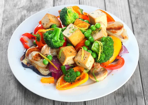 Zamknij Gourmet Zdrowe Danie Główne Białym Talerzu Tofu Brokuły Grzyby — Zdjęcie stockowe