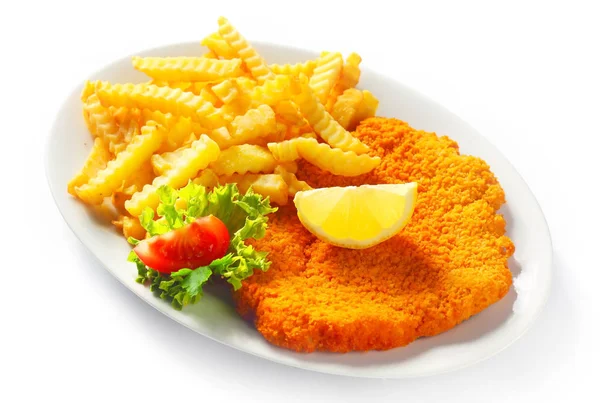 主线概念 用白盘上的法式炸薯条来关闭Gourmet Crumbled Schnitzel 因白人背景而被隔离 — 图库照片