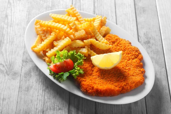 Close Tasty Recipe Crumbled Escalope Potato Fries Styled Slice Lemon — Stock Photo, Image