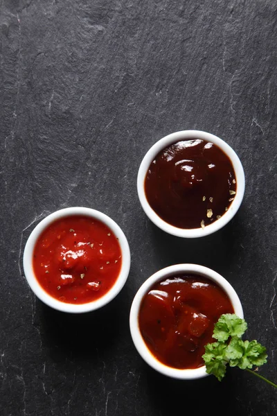 Vue Aérienne Sauce Chaud Assortie Sur Des Soucoupes Blanches Servie — Photo