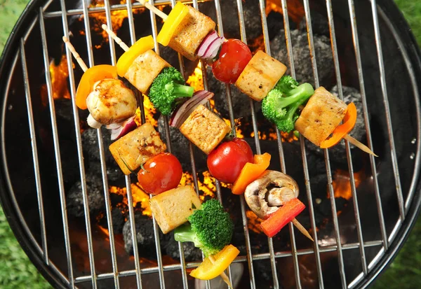 Drie Gegrilde Tofu Bonen Wrongel Kebab Met Kleurrijke Gesneden Groenten — Stockfoto