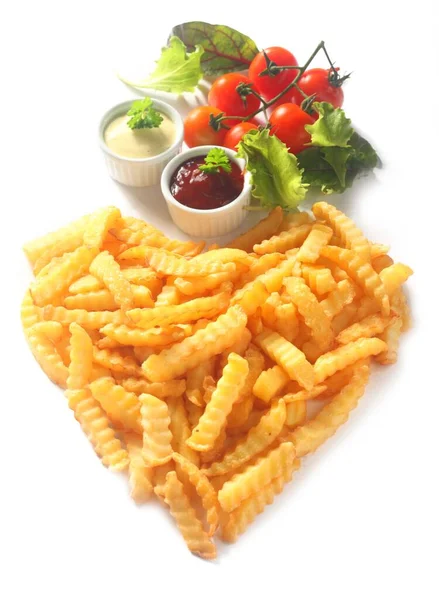 Krispiga Gyllene Crinkle Cut Pommes Frites Arrangerade Hjärtform Symbolisk För — Stockfoto