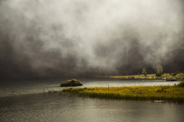 Bagian Dari Danau Pada Suasana Hati Berkabut — Stok Foto