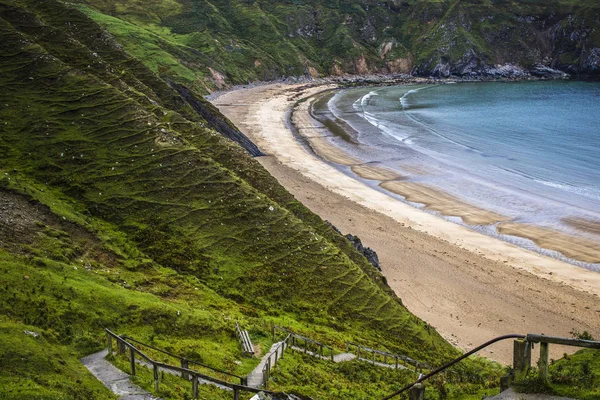 Playa Irlandesa Estado Ánimo Lluvioso Con Colinas Verdes — Foto de Stock