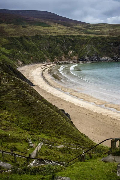 Spiaggia Irlandese Con Umore Piovoso Con Colline Verdi — Foto Stock