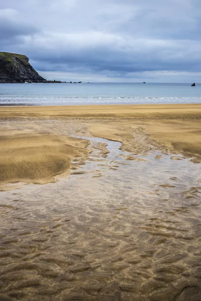 Krystalicznie Czysta Woda Deszczowym Nastroju Plaży Formacie Portretowym — Zdjęcie stockowe
