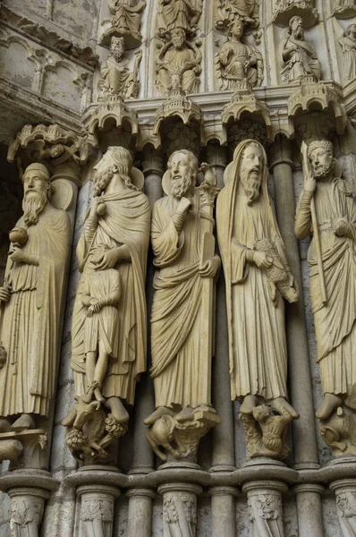 シャルトル大聖堂の玄関の上の彫像 — ストック写真