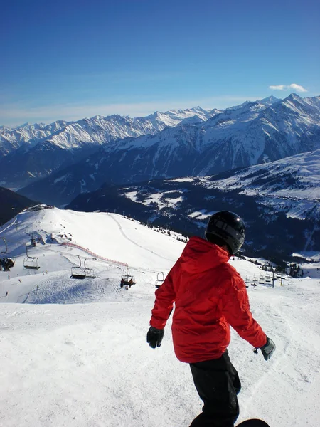Snowboardzista Schodzi Góry — Zdjęcie stockowe