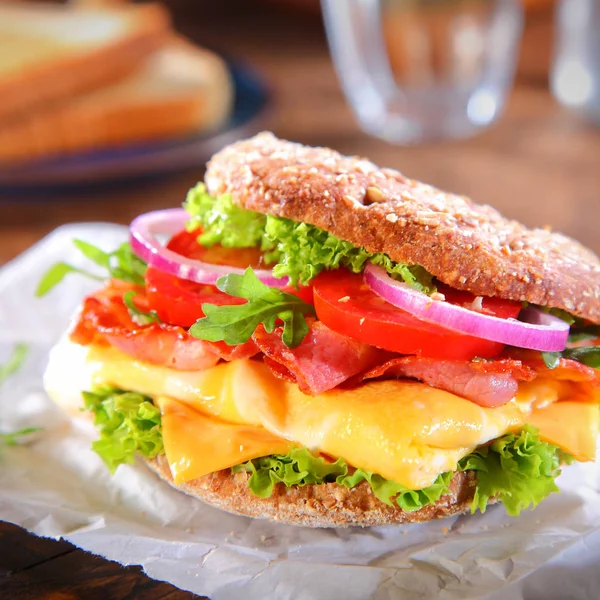 Jambon Peynir Domates Soğan Hamburger Kağıdının Üzerinde Marul Ile Ağzınızı — Stok fotoğraf
