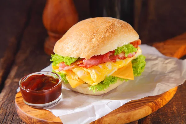 Закрыть Здоровый Яичный Бургер Кетчупом Блюдце Размещен Burger Paper Wooden — стоковое фото