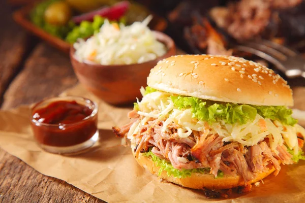 Gourmet Pulled Pork Burger Mit Ketchup Sauce Auf Papier Über — Stockfoto