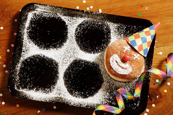 Şirin Şekerli Donut Carnival Hat Confetti Ile Kapatın Tepsiye Yerleştirin — Stok fotoğraf