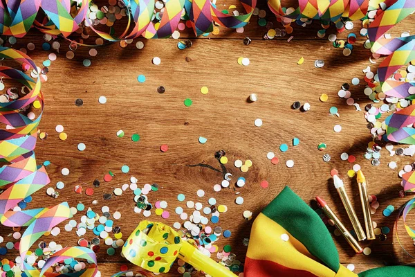 Bezár Asztal Fesztivál Kellékek Confetti Papír Szalagok Whistle Szalag Ceruza — Stock Fotó