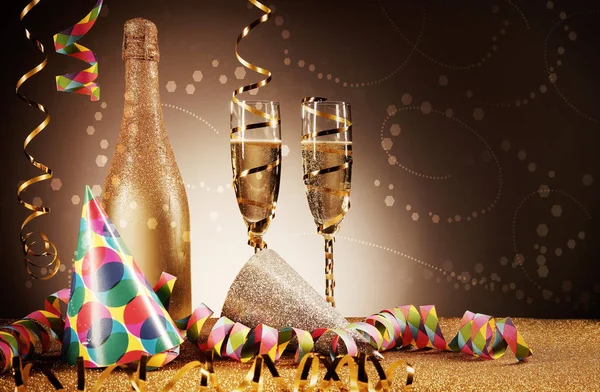 Festkonzept Close Party Hüte Goldene Weinflasche Und Glas Und Papierschlangen — Stockfoto