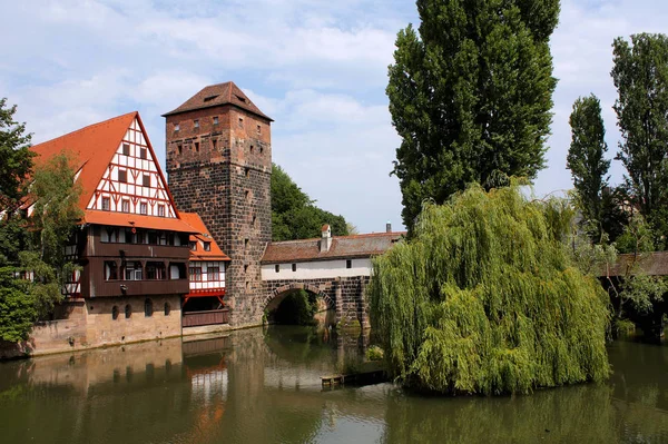 Uitzicht Gebouwen Buurt Vijver — Stockfoto