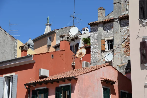 Hus Rovinj Istrien Parabolantenner Skorsten Skorstenar Kroatia Gamla Stan Husfasader — Stockfoto