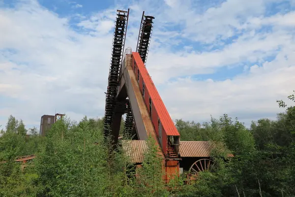 Blick Auf Das Wirtschaftsgebäude Auf Der Wiese — Stockfoto