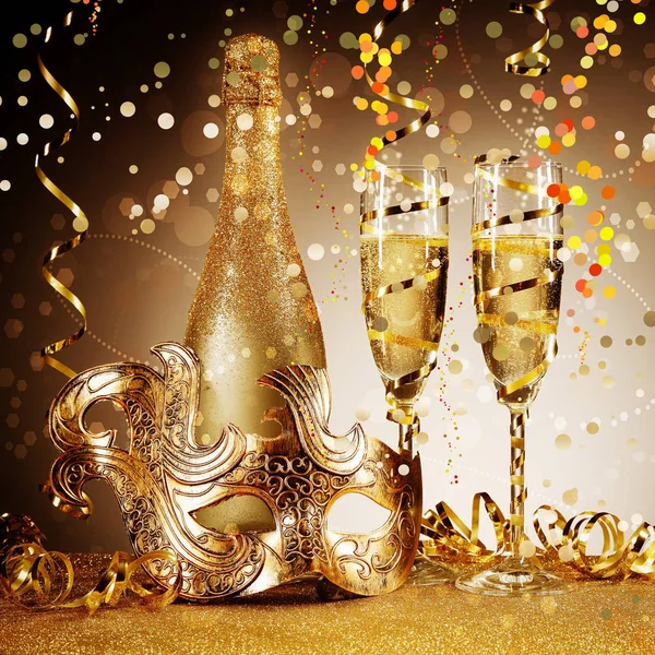 用香槟酒瓶和玻璃杯把精致的金色派对面具贴在流线型的抛光台上 强调节日装饰对渐变褐色背景的影响 — 图库照片#